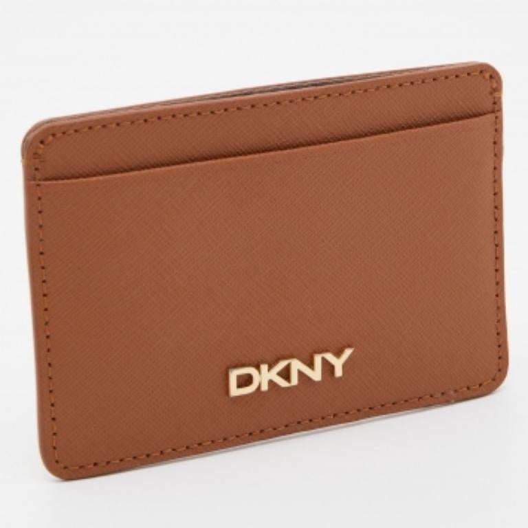 Marrone Portacarte DKNY in pelle saffiano Tan Logo in vendita