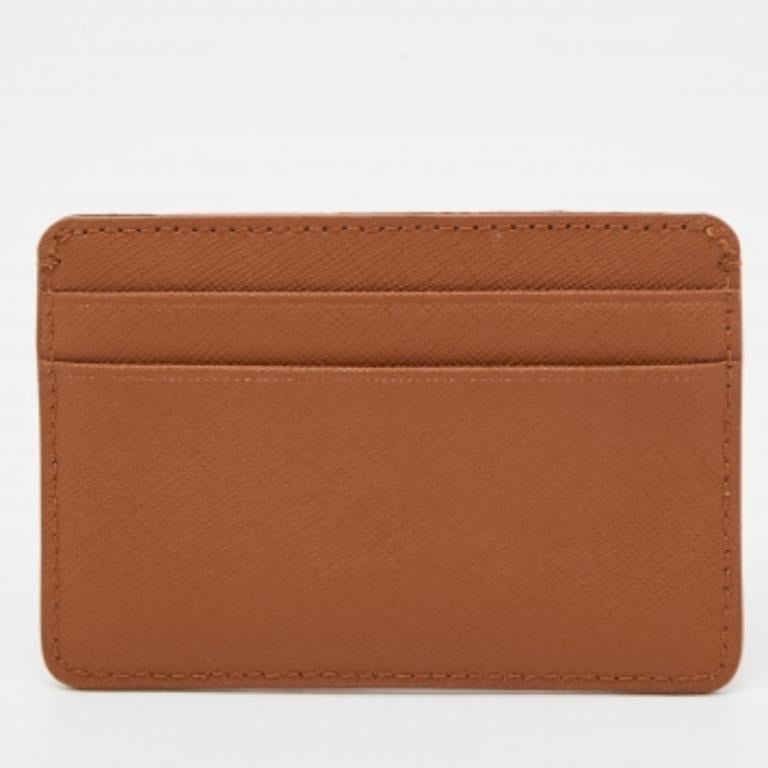 Con questa creazione di classe di DKNY, i tuoi oggetti essenziali non saranno più banali. Porta con te le tue carte con stile grazie a questo portacarte. Ha una tonalità marrone e interni in tessuto e pelle. La chiusura con patta completa la
