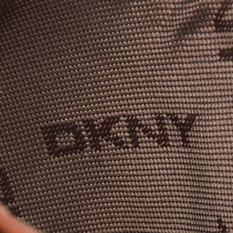 Portacarte DKNY in pelle saffiano Tan Logo In condizioni buone in vendita a Dubai, Al Qouz 2