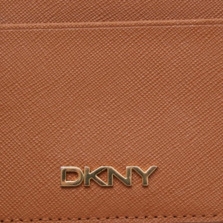Portacarte DKNY in pelle saffiano Tan Logo in vendita 3
