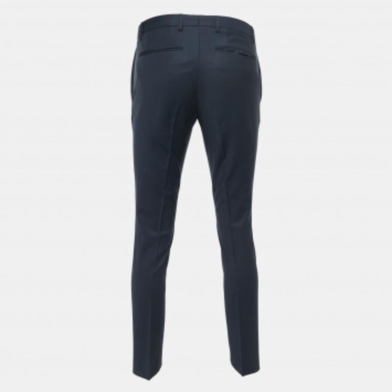 Werten Sie Ihre formelle Kleidung mit dieser Hose auf. Mit dieser Hose, die eine hervorragende Silhouette und Passform aufweist, sehen Sie garantiert elegant aus.