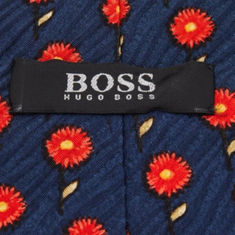 Esta corbata es un accesorio formal perfecto que tiene un atractivo nítido y moderno. Está confeccionado con materiales lujosos, presenta dibujos intrincados y la etiqueta de la marca está cuidadosamente cosida en la parte trasera. Seguro que añade