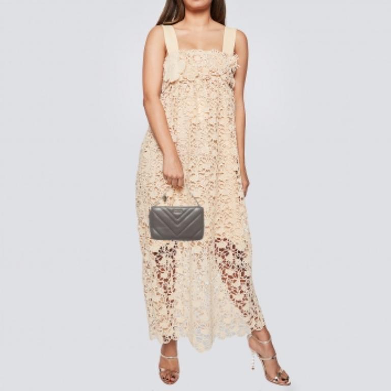 Realizzata con materiali di qualità, il tuo guardaroba non può fare a meno di questa bellissima clutch firmata. Dai il meglio di te in ogni occasione con questa elegante pochette che promette di elevare il tuo ensemble.
