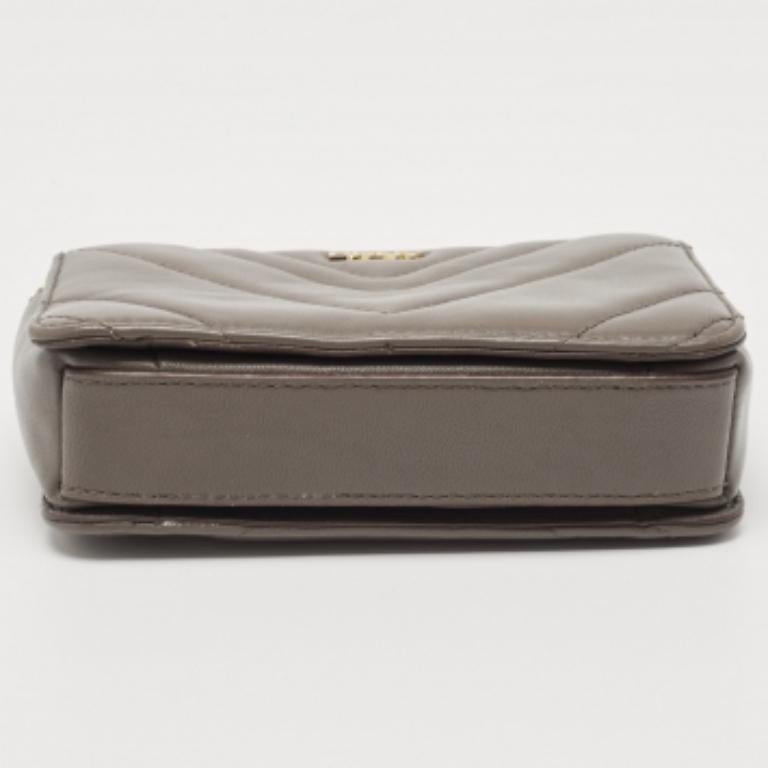 DKNY Pochette a catena Chevron in pelle grigia in vendita 1