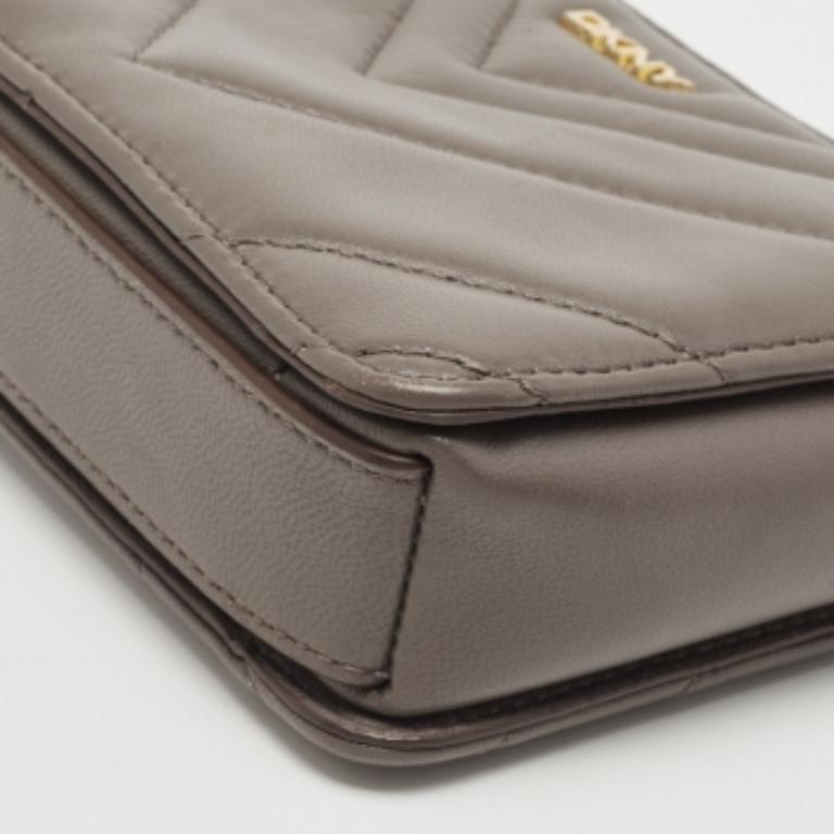 DKNY Pochette a catena Chevron in pelle grigia In condizioni buone in vendita a Dubai, Al Qouz 2
