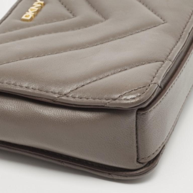 Donna DKNY Pochette a catena Chevron in pelle grigia in vendita