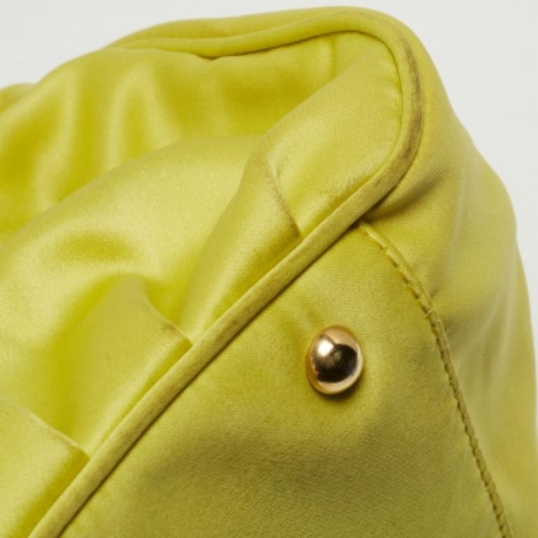 Furla - Fourre-tout en satin et cuir gaufré en peau de serpent - Jaune fluo/Marron Bon état - En vente à Dubai, Al Qouz 2