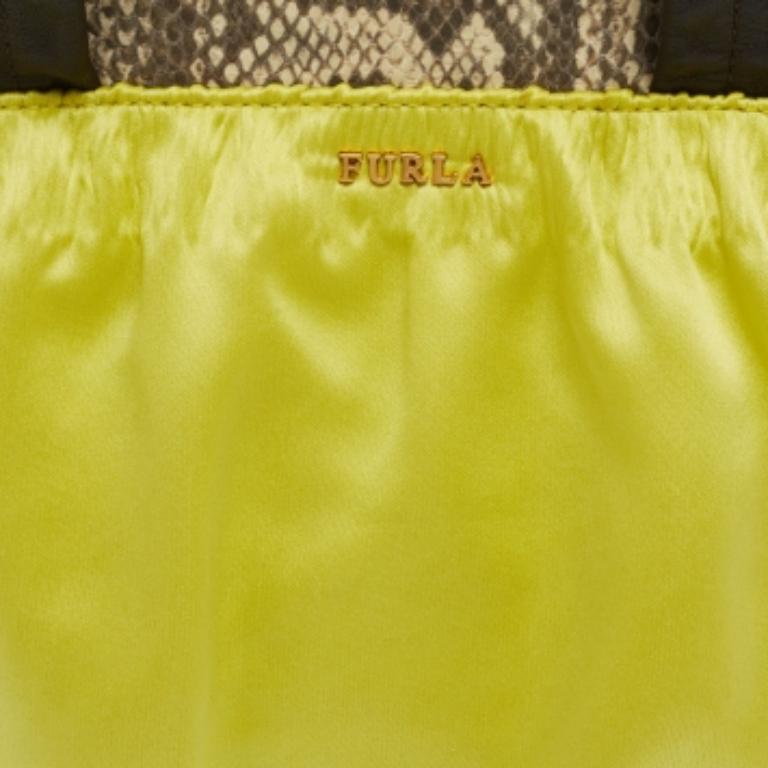 Furla - Fourre-tout en satin et cuir gaufré en peau de serpent - Jaune fluo/Marron en vente 7