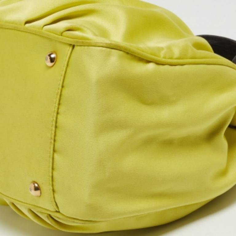 Furla - Fourre-tout en satin et cuir gaufré en peau de serpent - Jaune fluo/Marron en vente 2