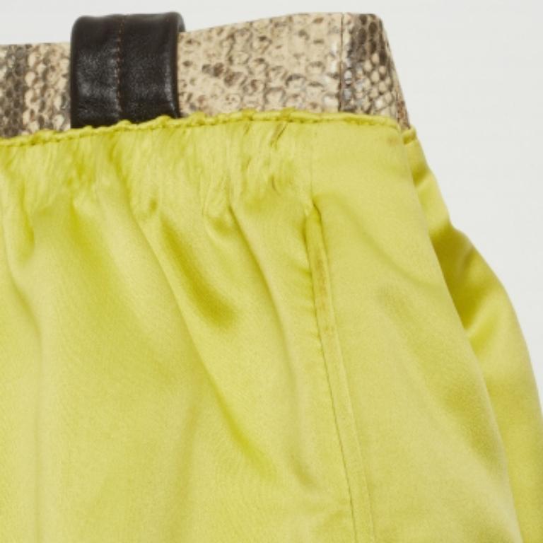Furla - Fourre-tout en satin et cuir gaufré en peau de serpent - Jaune fluo/Marron en vente 1