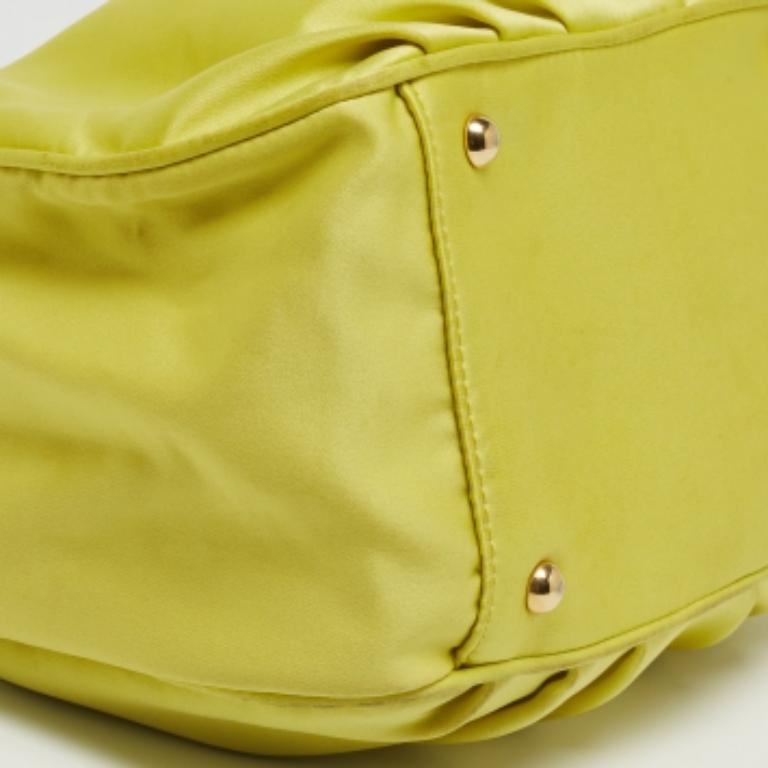 Furla - Fourre-tout en satin et cuir gaufré en peau de serpent - Jaune fluo/Marron en vente 5