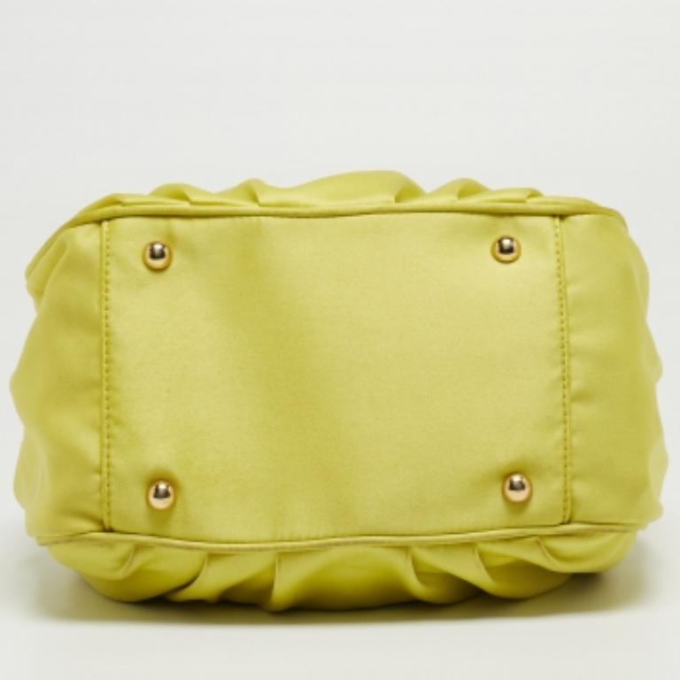 Furla - Fourre-tout en satin et cuir gaufré en peau de serpent - Jaune fluo/Marron en vente 6