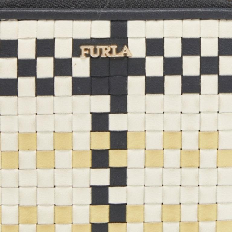 Ce portefeuille Furla de grande classe apporte une touche de luxe et un style immense. Il est parfaitement conçu pour transporter vos cartes et votre argent.