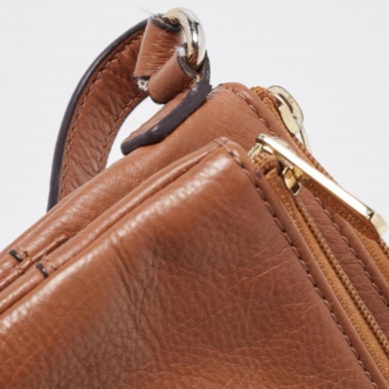 Conçu pour durer, ce magnifique sac à bandoulière est un achat judicieux. Confortable et facile à transporter, cette création pratique est dotée d'un intérieur doublé pour garder vos essentiels organisés et en sécurité.