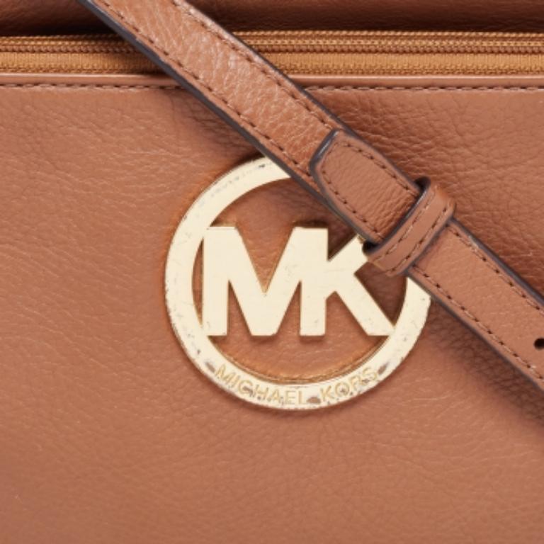 Michael Michael Kors Sac à bandoulière en cuir marron en vente 4