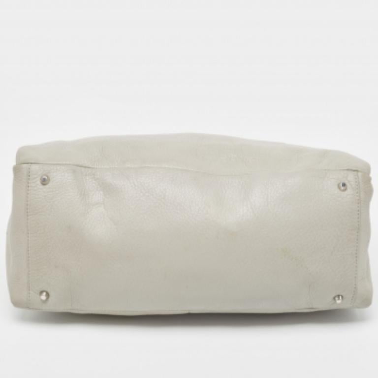 DKNY Borsa in pelle grigia con charme In condizioni buone in vendita a Dubai, Al Qouz 2