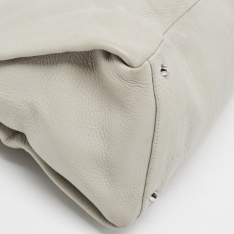 Grigio DKNY Borsa in pelle grigia con charme in vendita