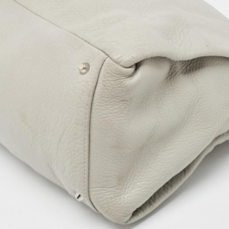 Questa hobo è fatta su misura per trasudare finezza e funzionalità, completando il tuo ensemble con stile. Presenta un esterno ben lavorato e ornato da una bella tonalità e un interno spazioso. Aggiungi un tocco di stile in più ai tuoi look