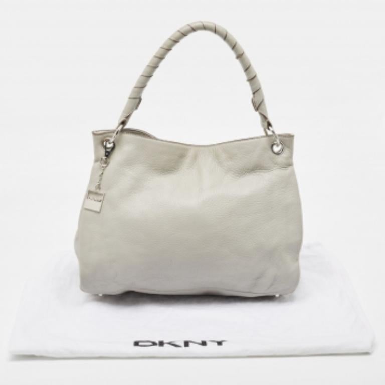 DKNY Borsa in pelle grigia con charme in vendita 2