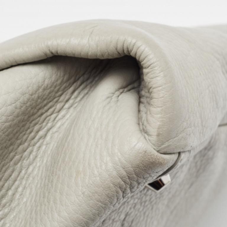 DKNY Borsa in pelle grigia con charme in vendita 4