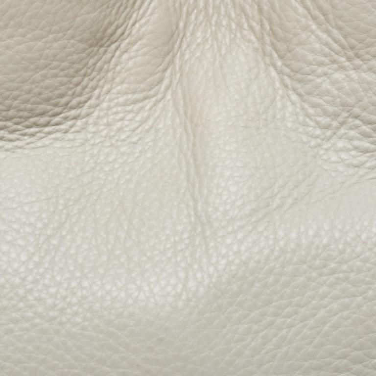 DKNY Borsa in pelle grigia con charme in vendita 1