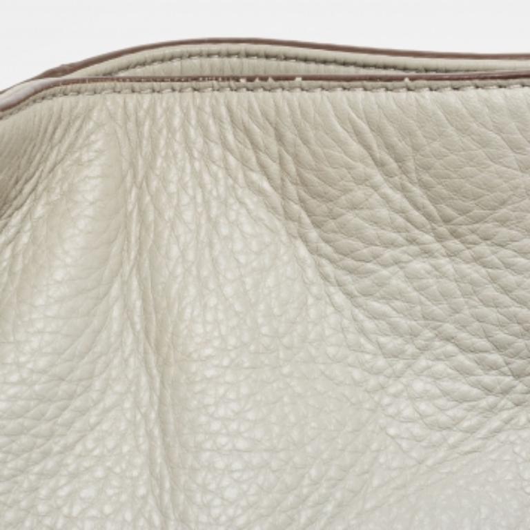 DKNY Borsa in pelle grigia con charme in vendita 3
