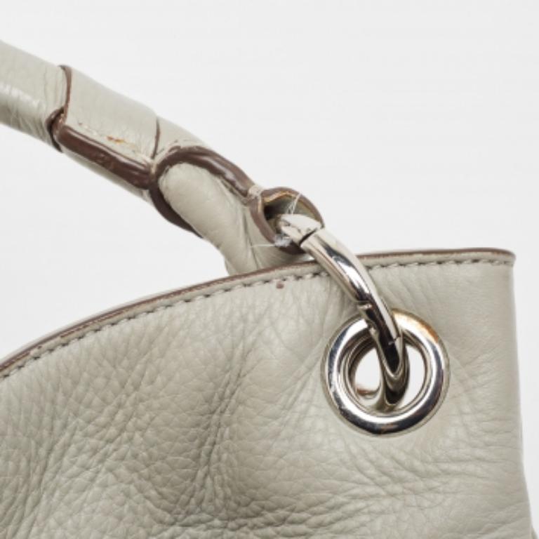 DKNY Borsa in pelle grigia con charme in vendita 5