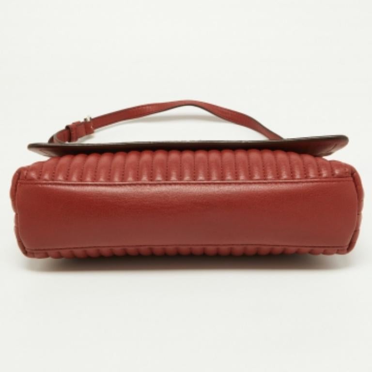 Rosso DKNY Borsa a tracolla con patta Gansevoort in pelle trapuntata marrone Brique in vendita