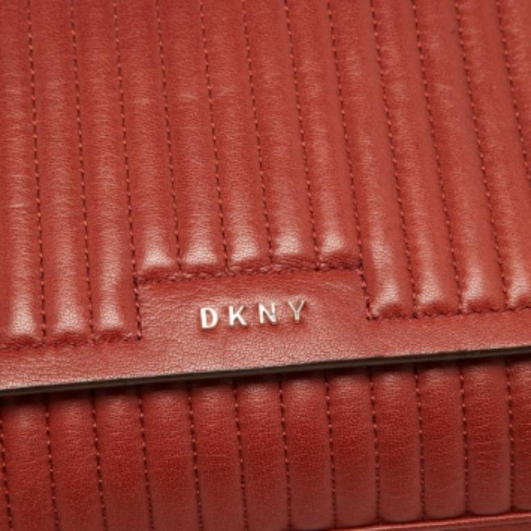 DKNY Borsa a tracolla con patta Gansevoort in pelle trapuntata marrone Brique in vendita 2