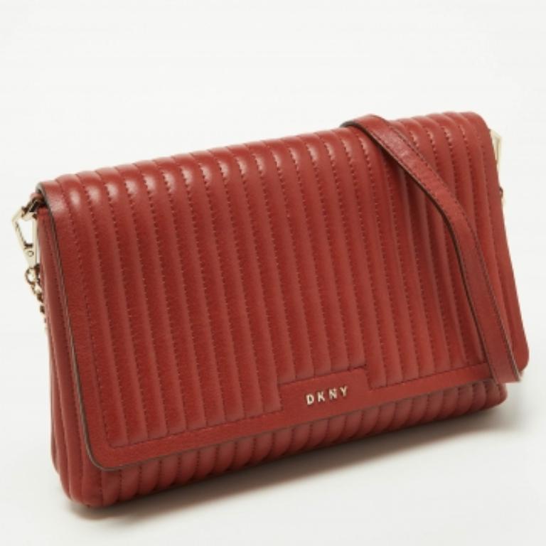 DKNY Borsa a tracolla con patta Gansevoort in pelle trapuntata marrone Brique in vendita 3