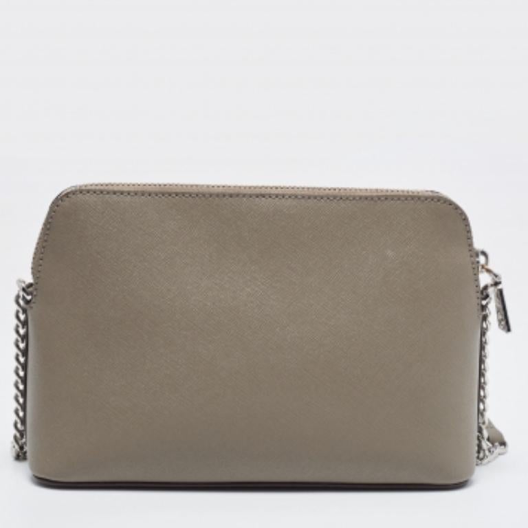 Esprimi il tuo stile personale con questa borsa crossbody di alta gamma. Realizzato con materiali di qualità, è stato arricchito con dettagli raffinati ed è perfettamente rifinito. L'abitacolo è ben spazioso.