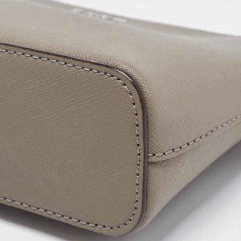 DKNY Borsa a tracolla Bryant Dome in pelle grigia In condizioni buone in vendita a Dubai, Al Qouz 2
