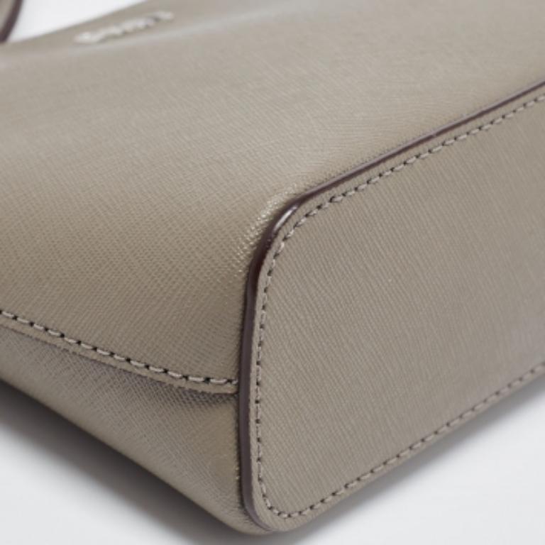 Donna DKNY Borsa a tracolla Bryant Dome in pelle grigia in vendita