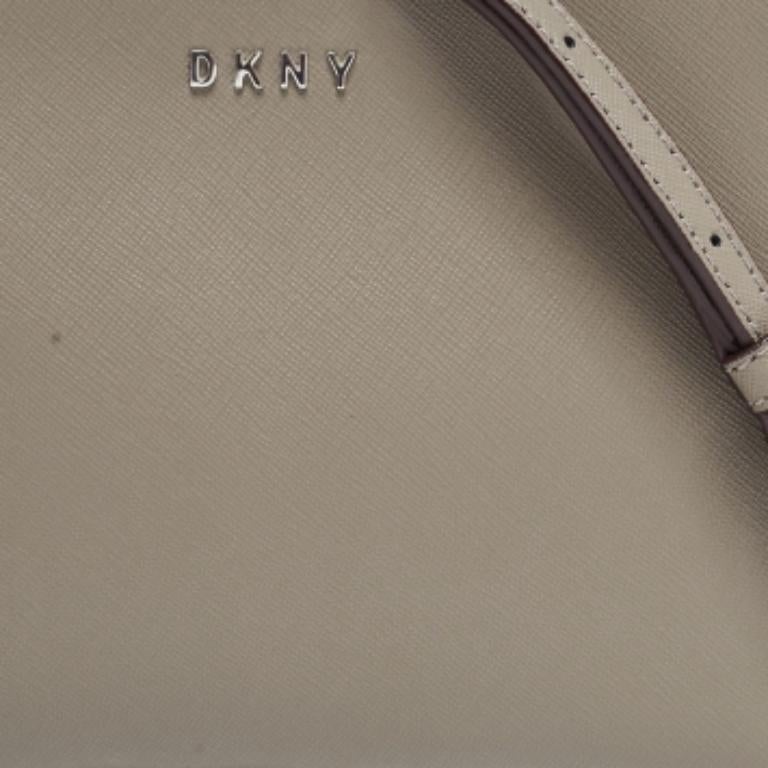 Grigio DKNY Borsa a tracolla Bryant Dome in pelle grigia in vendita
