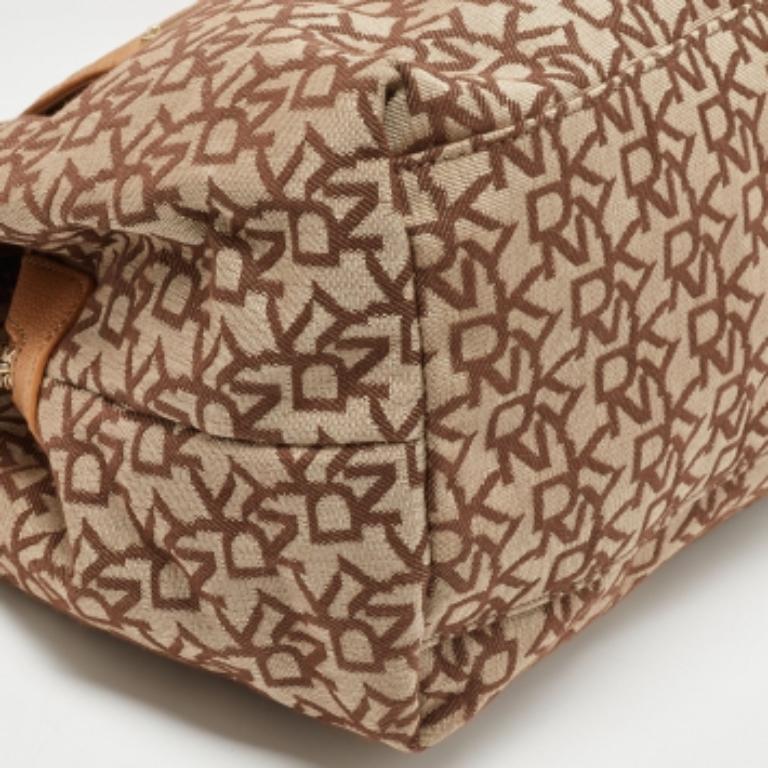 DKNY Beige Firma in Fabrice e Pelle Townes Hobo In condizioni buone in vendita a Dubai, Al Qouz 2