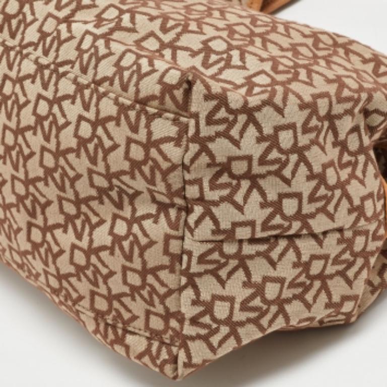 Concediti il lusso con questa borsa DKNY. Realizzato meticolosamente con materiali pregiati, combina un design squisito, una lavorazione impeccabile e un'eleganza senza tempo. Eleva il tuo stile con questo accessorio di moda.