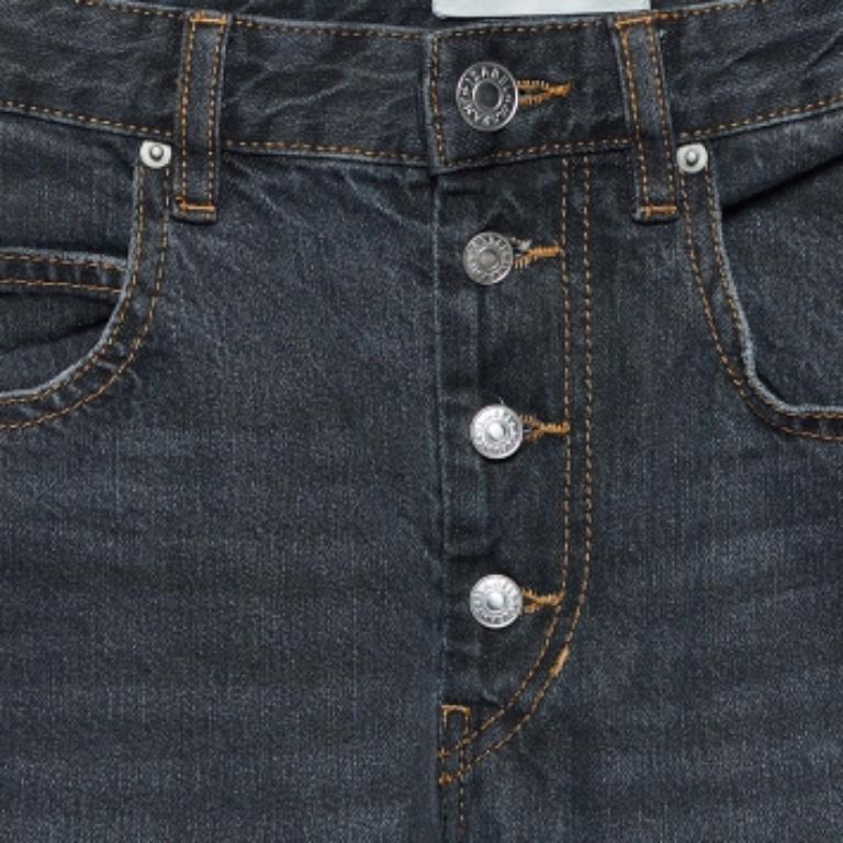 Tu armario nunca puede estar completo sin un buen par de vaqueros como éste. Confeccionado con los mejores materiales, este par presenta detalles clásicos, un estilo de cierre fácil y bolsillos. Combínalo con tus camisetas informales.