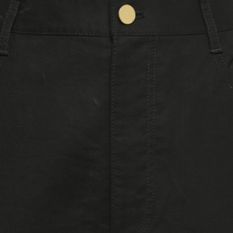 Un pantalon impeccablement taillé est un élément essentiel d'une garde-robe bien garnie. Ce pantalon de créateur est finement cousu pour vous donner l'allure souhaitée et un confort tout au long de la journée.