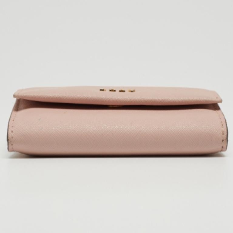 DKNY Portafoglio compatto con patta in pelle saffiano rosa in vendita 2