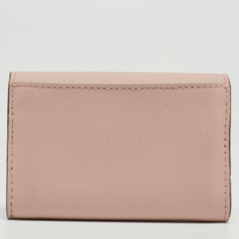 DKNY Portafoglio compatto con patta in pelle saffiano rosa in vendita 1