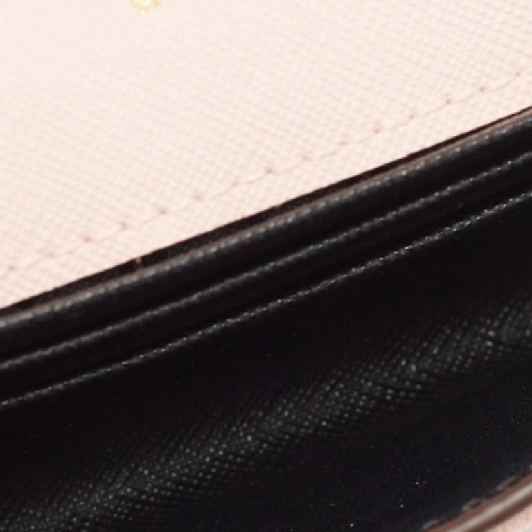 Questo portafoglio Dkny è un equilibrio perfetto tra raffinatezza e utilità razionale. È stato progettato utilizzando materiali di prima qualità ed è impreziosito da una finitura elegante. La creazione è dotata di un ampio spazio per le tue