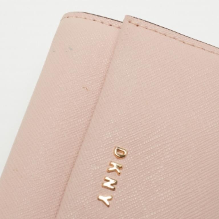 Beige DKNY Portafoglio compatto con patta in pelle saffiano rosa in vendita