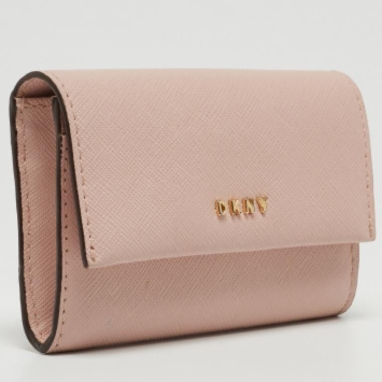 Donna DKNY Portafoglio compatto con patta in pelle saffiano rosa in vendita