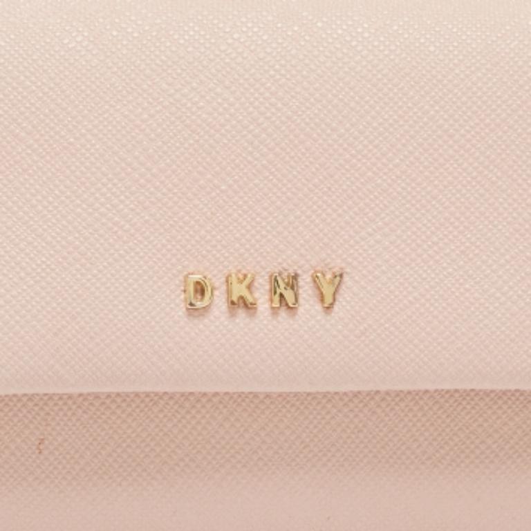 DKNY Portafoglio compatto con patta in pelle saffiano rosa In condizioni buone in vendita a Dubai, Al Qouz 2