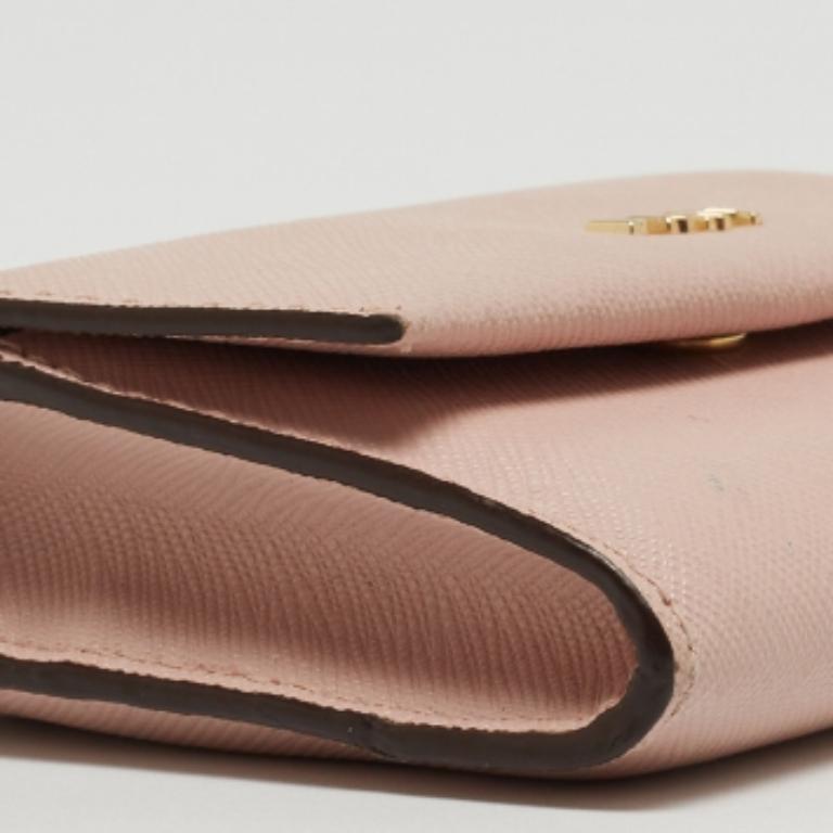 DKNY Portafoglio compatto con patta in pelle saffiano rosa in vendita 3