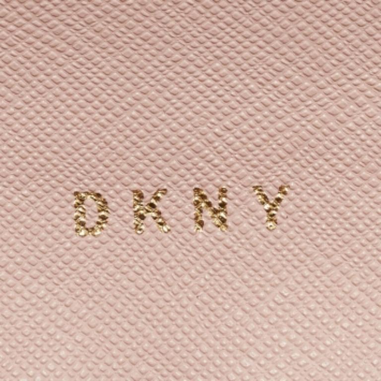 DKNY Portafoglio compatto con patta in pelle saffiano rosa in vendita 5
