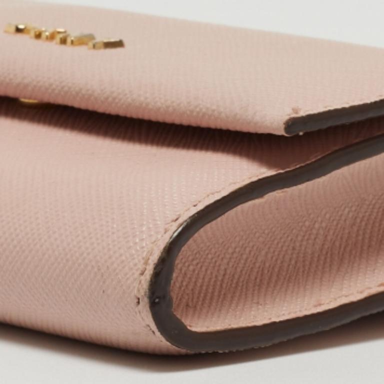 DKNY Portafoglio compatto con patta in pelle saffiano rosa in vendita 4