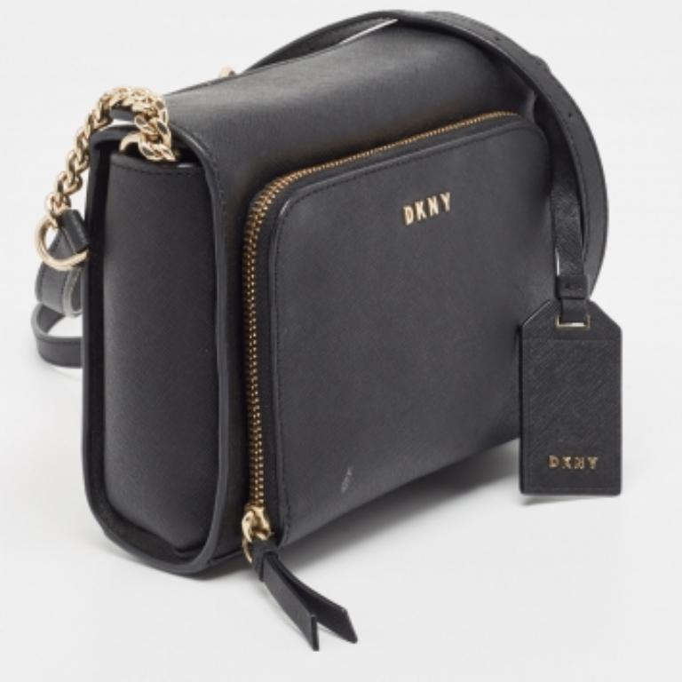 Progettata per durare nel tempo, questa bellissima borsa crossbody è un acquisto intelligente. Comoda e facile da trasportare, questa pratica creazione è dotata di un interno foderato per mantenere i tuoi oggetti essenziali organizzati e al sicuro.