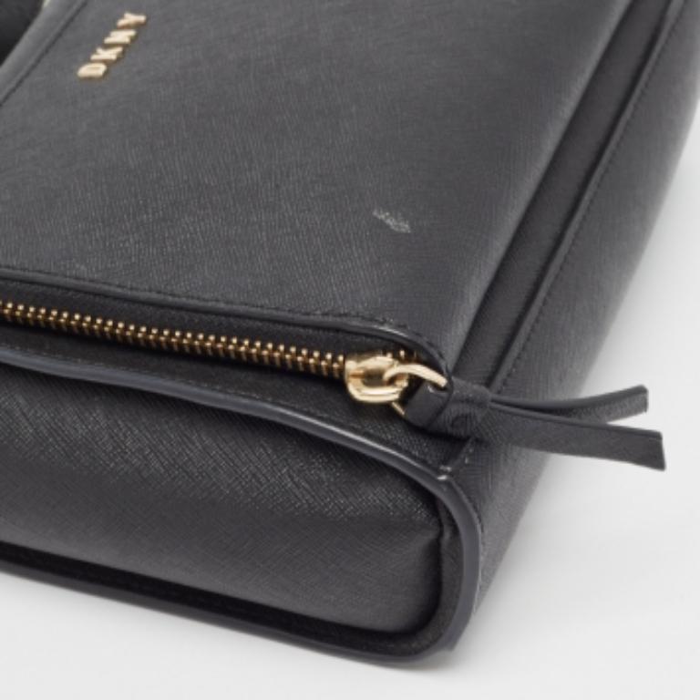 Donna DKNY Borsa a tracolla con zip frontale in pelle nera in vendita