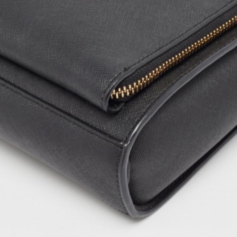 DKNY Borsa a tracolla con zip frontale in pelle nera in vendita 1